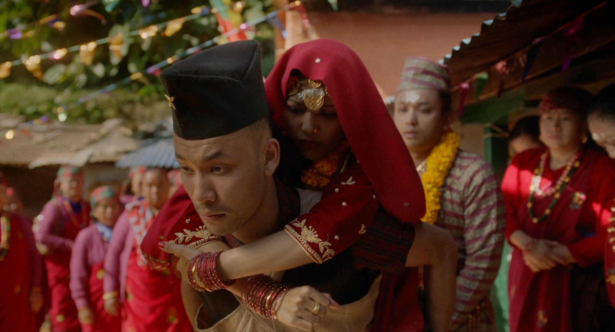 Bhunte (Shakya Kundoon) porte sa soeur Asha (Rakshya Thapa)