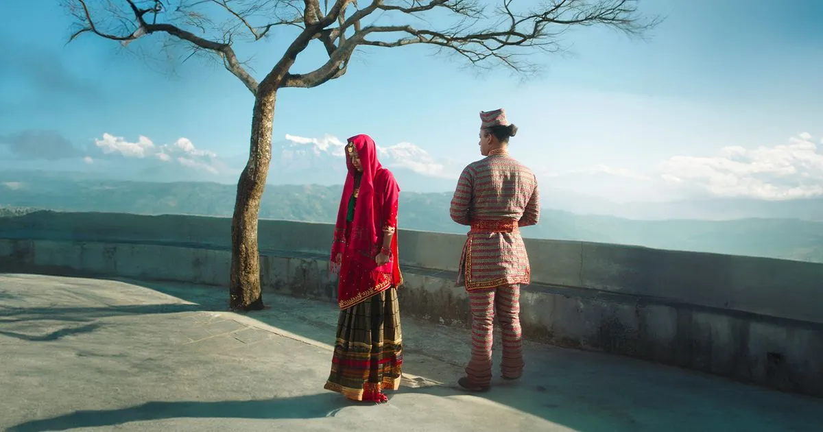 Asha (Rakshya Thapa) et Prabal (Karma Shakya) devant l’himalaya